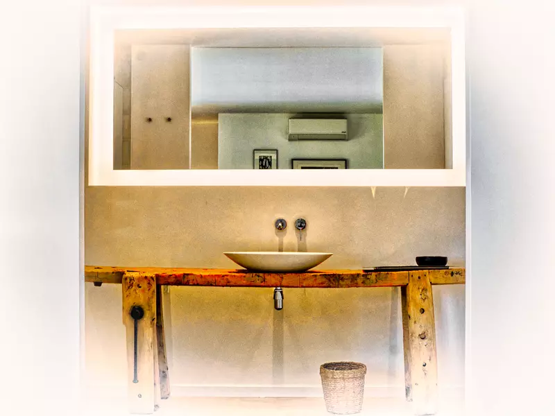 image travaillée en halo de la vasque de salle de bain de la chambre du premier étage du gite la cubane en quercy-rouergue gorges de l'aveyron ; le plan est un vieil établi réutilisé comme support de vasque