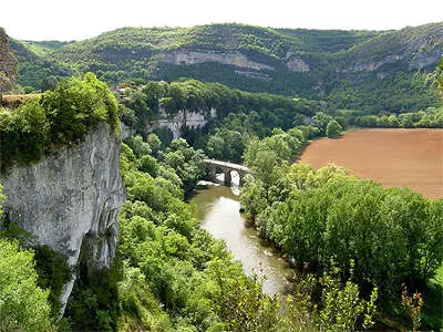 vue touristique des gorges de l'aveyron en occitanie, proche de saint-antonin noble val ; falaises à pic, la rivière, un pont qui la traverse