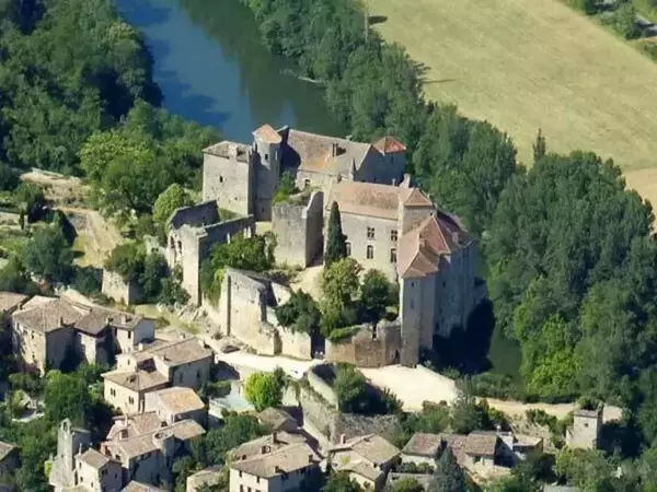 vue aérienne de Bruniquel, village médiéval de tarn et garonne dans la région occitanie ; on aperçoit les deux châteaux du village perchés sur le promontoire de la colline et en bas le village. au fond de la photo, la rivière aveyron