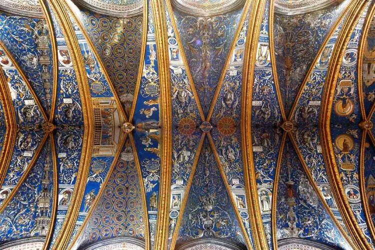 voute de la cathedrale d'albi, peintures polychromes avec dominance du bleu et or, motifs géométriques