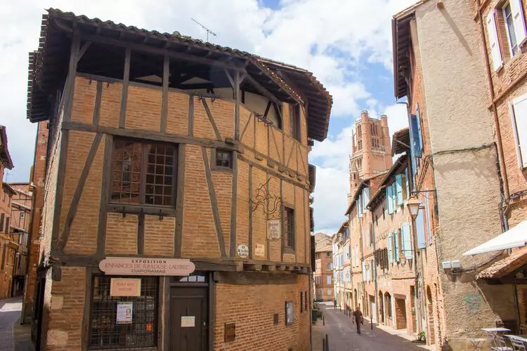 le centre du vieil albi, maisons en briques et colombages avec en haut le séchoir faisant terrasse abritée ; dans le fond de l'image on aperçoit la tour de la cathédrale sainte cécile