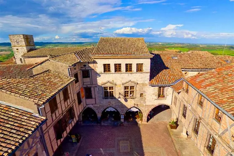 Castelnau de Montmirail (tarn, occitanie) vue en surplomb de la grand place, avec les maisons à arcades, soit en pierre soit en brique et colombage