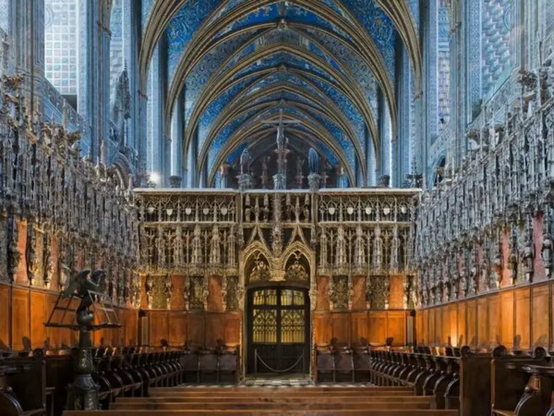le choeur de la cathedrale sainte cécile d'abli, avec la voûte aux décorations polychromes et les stalles en gothique flamboyant