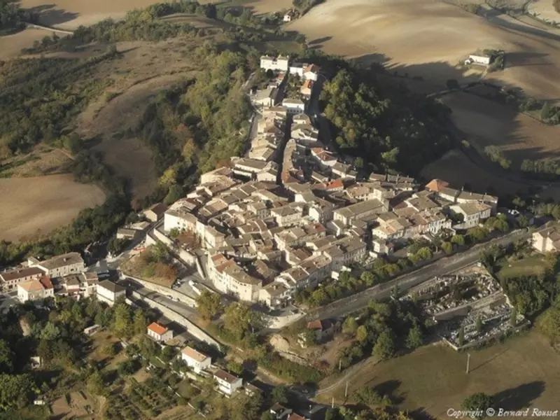 survol du village médiéval de castelnau de montmirail dans le tarn (région occitanie)