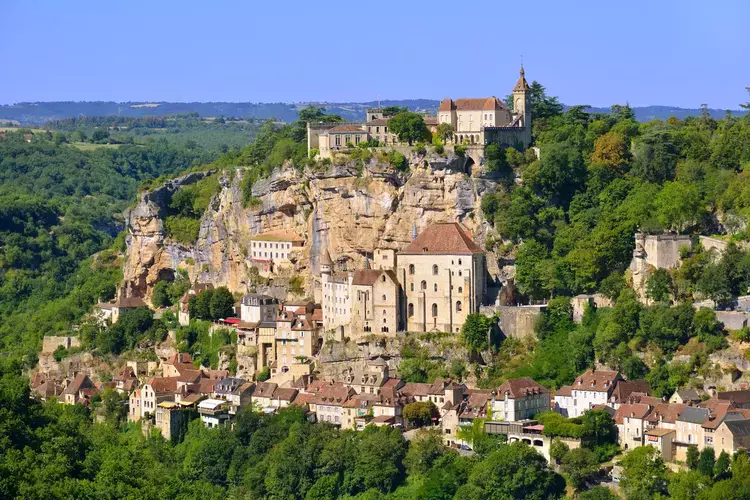 Vue lointaine de rocamadour, village médiéval du lot en occitanie ; le village est ramassé à flanc de rocher et au sommet le château