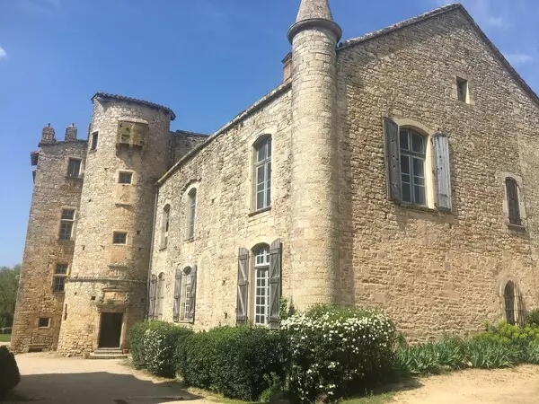 le château de bruniquel dans le tarn et garonne en occitanie, avec ses tours et sa façade en pierre blanche du pays