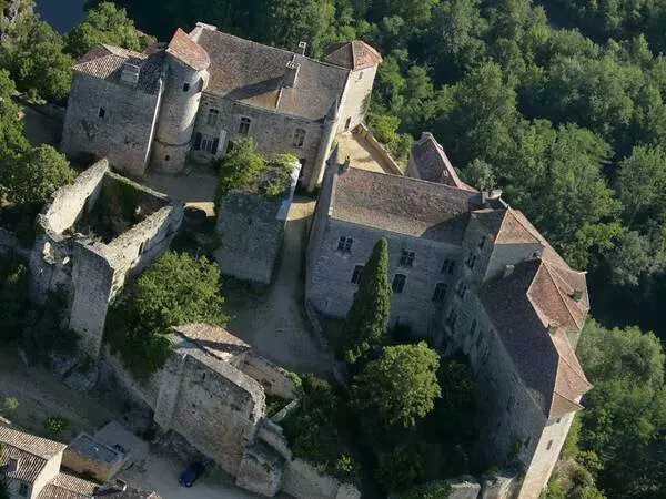 Vue aérienne des châteaux de bruniquel avec la cour intérieure ; les toits sont en tuiles ; dans le fond on aperçoit la riviére aveyron