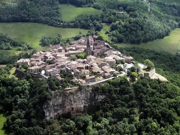 Vue aérienne du village médiéval de puycelsci dans le tarn, région occitanie, en bordure de l'aveyron