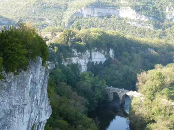 route de la corniche à saint antonin noble val en occitanie avec les gorges de la riviére aveyron et très en contrebas un pont qui traverse l'aveyron